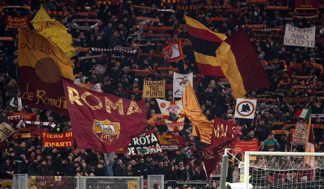 https://www.pianetafanta.it/public/2024_2025/NewsSY/AsRoma-curva-sud.jpg